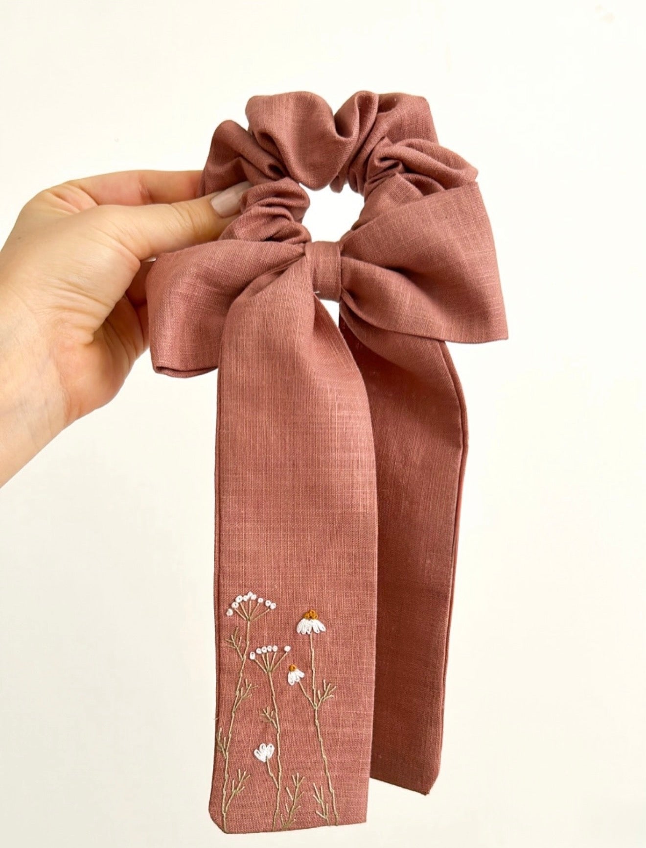 Leinen-Scrunchie mit Schleife & handgestickten Blumen – Altrosa
