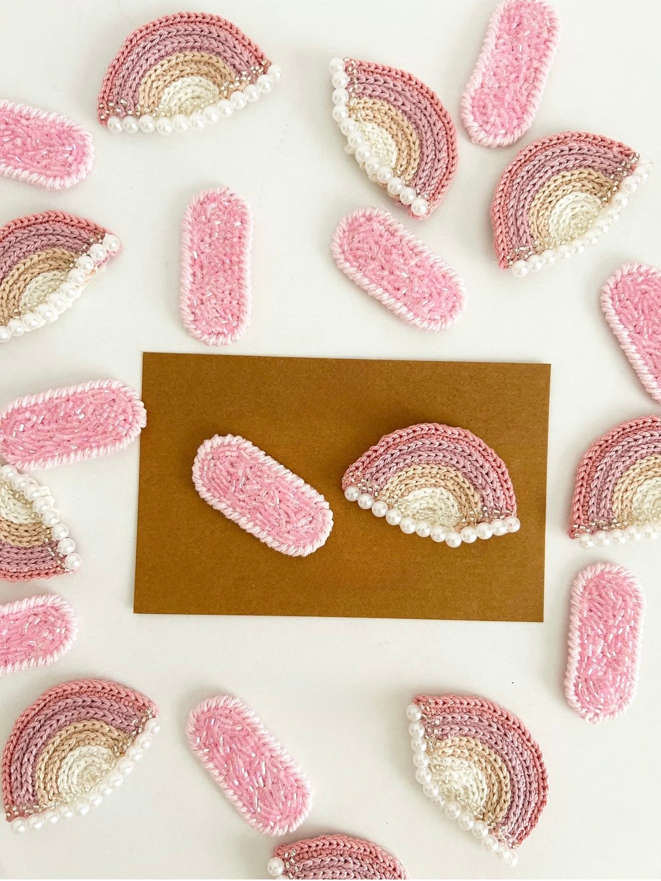 Handgehäkelte Kinder-Haarspange "Regenbogen-Traum" - Limitierte Edition mit Perlenverzierung