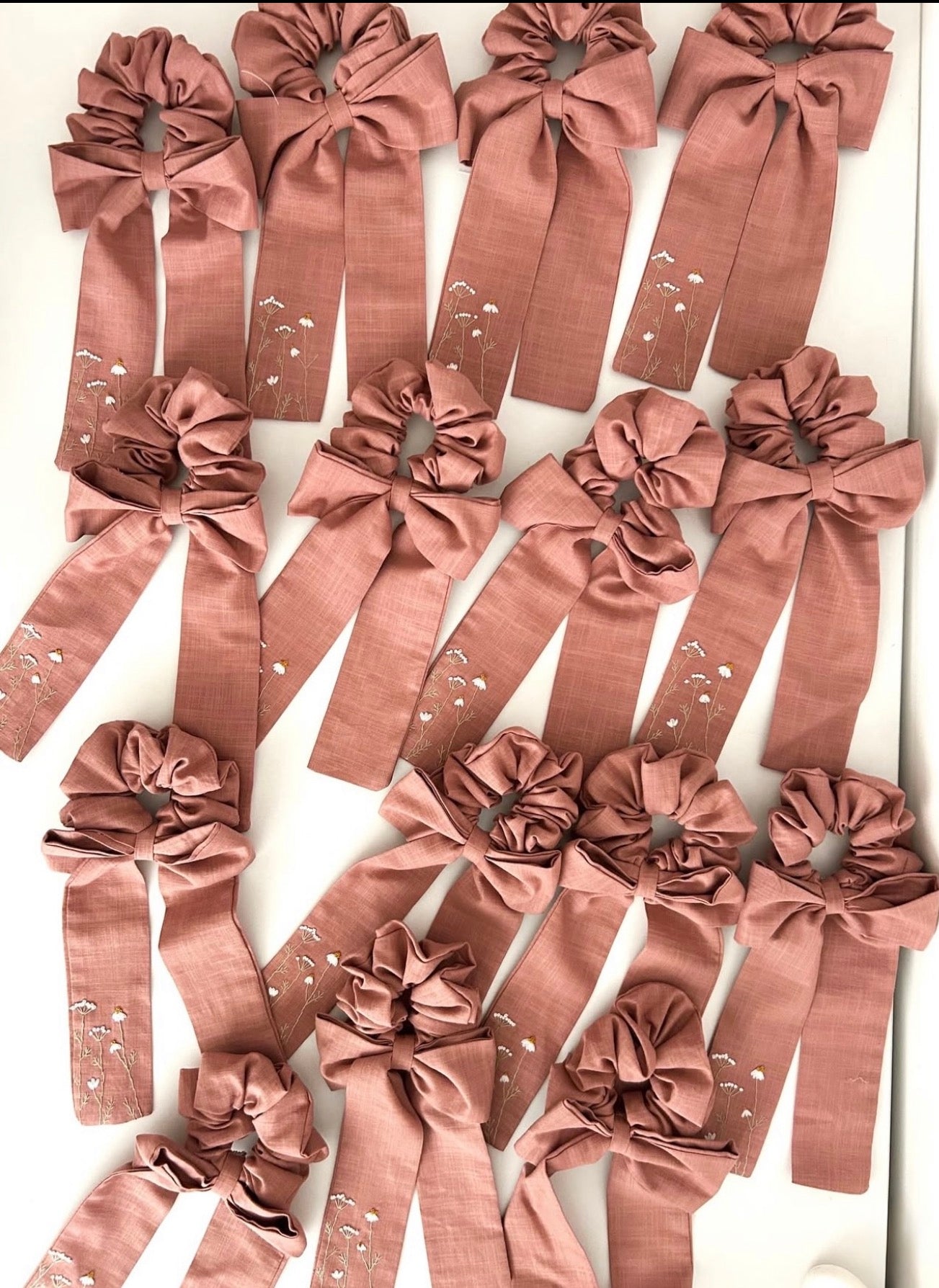 Leinen-Scrunchie mit Schleife & handgestickten Blumen – Altrosa